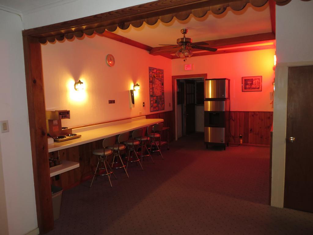 Travelers Inn Motel Игл-Ривер Экстерьер фото